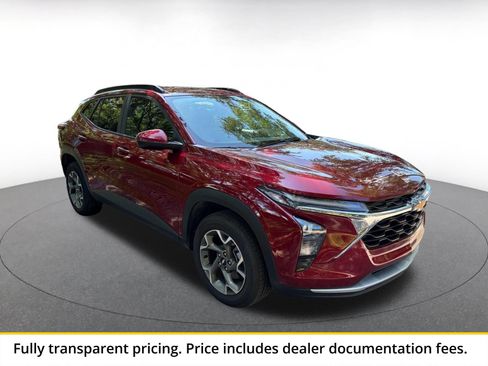 Used 2025 Chevrolet Trax LT FWD image 1