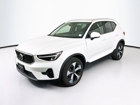 Used 2025 Volvo XC40 B5 Plus AWD/4WD image 3