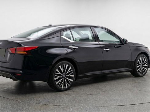 Used 2025 Nissan Altima 2.5 SV FWD image 9