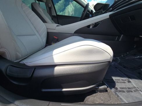 Used 2025 Hyundai Elantra Limited FWD image 17