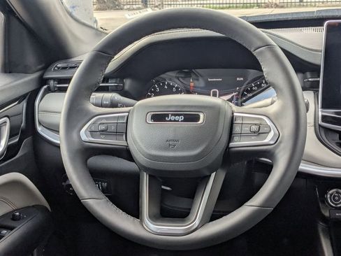 Used 2025 Jeep Compass Limited image 15