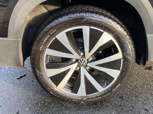 Used 2024 Volkswagen Taos SE image 13