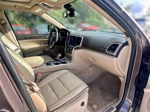 Used 2018 Jeep Grand Cherokee Overland AWD/4WD image 29