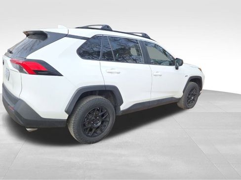 Used 2021 Toyota RAV4 LE image 3