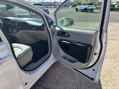 Used 2018 Chrysler Pacifica Touring-L image 29