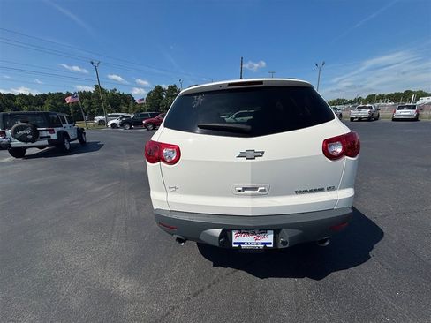 Used 2011 Chevrolet Traverse LTZ FWD image 5
