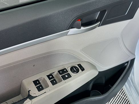 Used 2019 Hyundai Elantra SEL FWD image 18