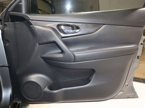 Used 2017 Nissan Rogue SV w/ SV Premium Package image 19