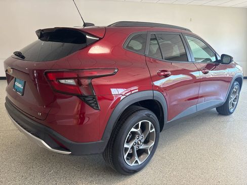 Used 2025 Chevrolet Trax LT FWD image 5