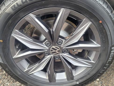 Used 2022 Volkswagen Tiguan SE AWD/4WD image 42