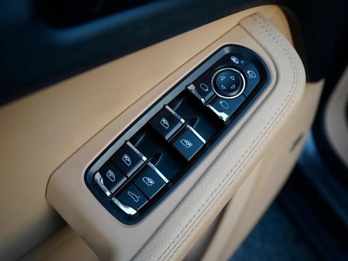Used 2018 Porsche Macan Sport Edition AWD/4WD image 17