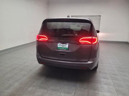 Used 2020 Chrysler Pacifica Touring w/ S Appearance Package FWD image 7