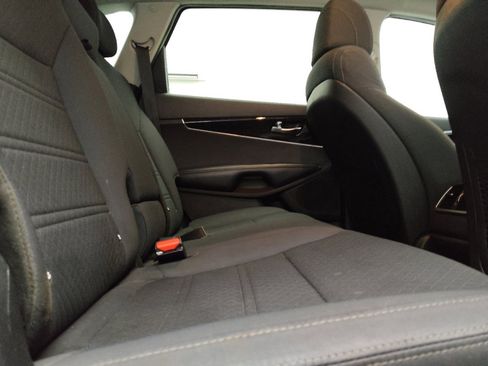 Used 2017 Kia Sorento FWD image 19