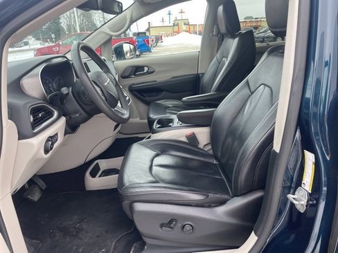 Used 2022 Chrysler Pacifica Touring-L image 8