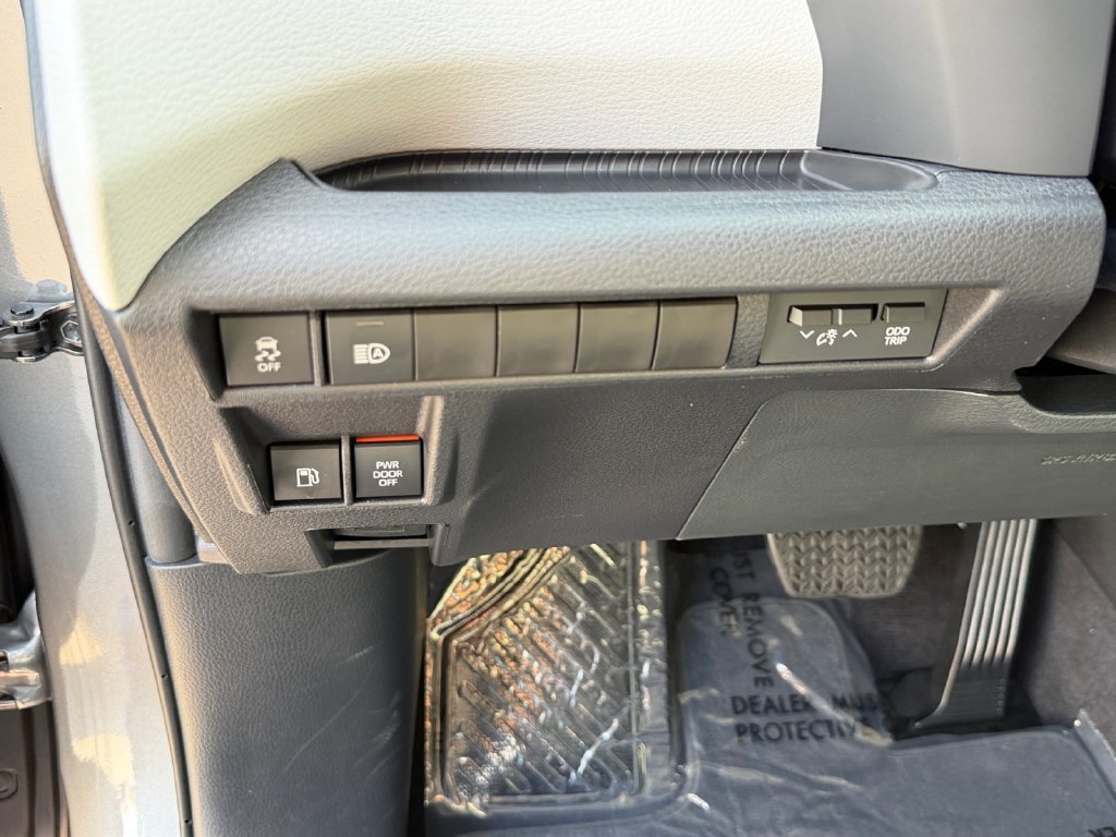 Used 2026 Toyota Sienna LE AWD/4WD image 30