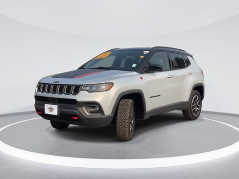 Used 2025 Jeep Compass Trailhawk AWD/4WD image 3