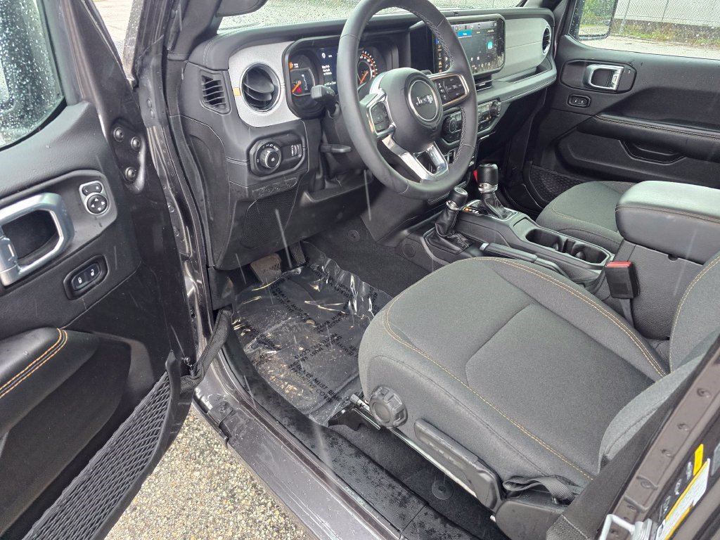 Used 2026 Jeep Wrangler Unlimited Sahara AWD/4WD image 13