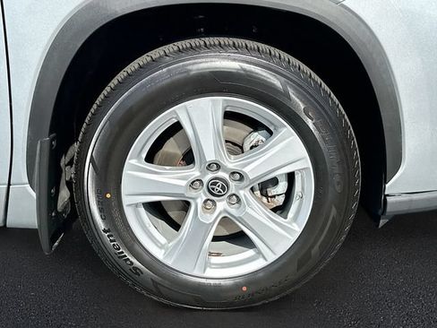 Used 2024 Toyota Highlander LE AWD/4WD image 30