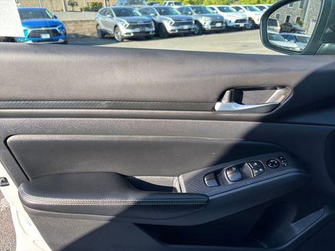 Used 2025 Nissan Altima 2.5 SV FWD image 18