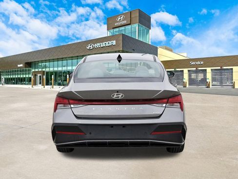 Used 2024 Hyundai Elantra Limited FWD image 7