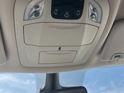 Used 2023 Chrysler Pacifica Touring-L image 47