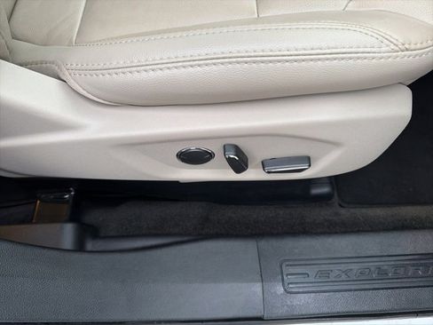 Used 2018 Ford Explorer XLT w/ Equipment Group 202A image 32