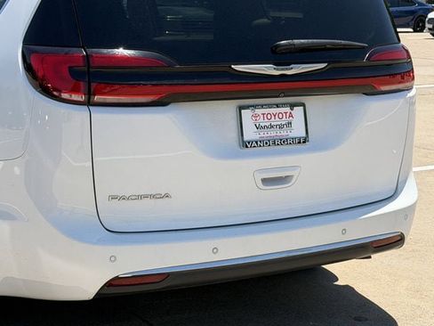Used 2022 Chrysler Pacifica Touring-L FWD image 6