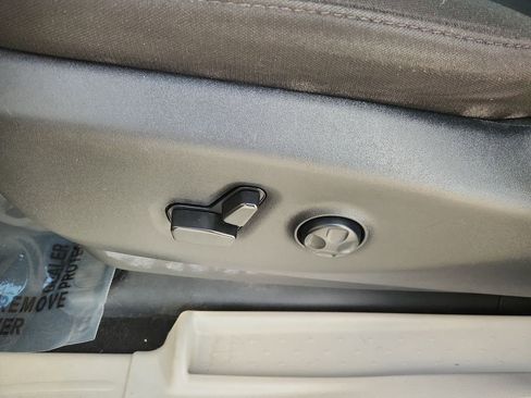 Used 2022 Chrysler Voyager LX image 8