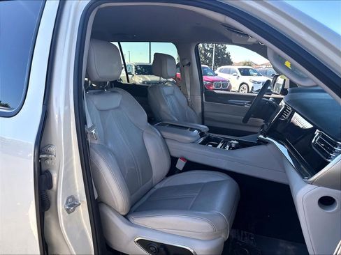 Used 2022 Jeep Wagoneer Series III AWD/4WD image 30