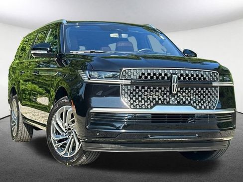 Used 2025 Lincoln Navigator L Reserve AWD/4WD image 2