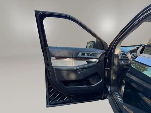Used 2017 Ford Explorer Platinum image 15