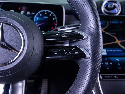 Used 2025 Mercedes-Benz GLC 300 4MATIC image 23