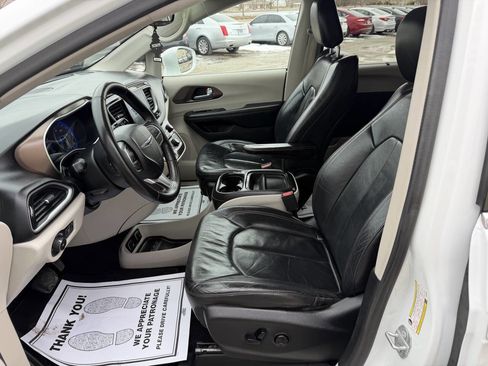 Used 2018 Chrysler Pacifica Touring-L w/ Tire & Wheel Group image 10