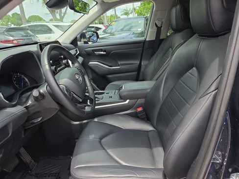 Used 2021 Toyota Highlander XLE AWD/4WD image 11