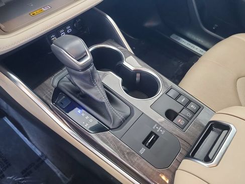 Used 2023 Toyota Highlander Limited FWD image 16