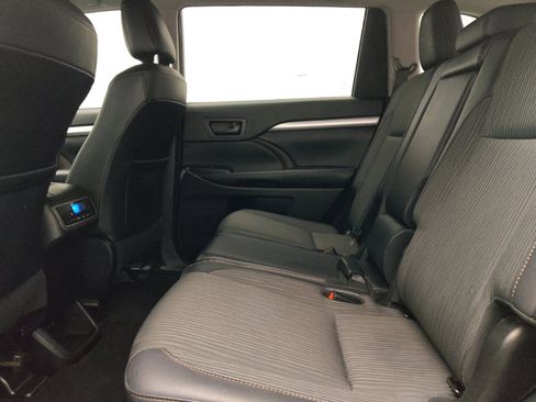 Used 2019 Toyota Highlander Plus FWD image 18