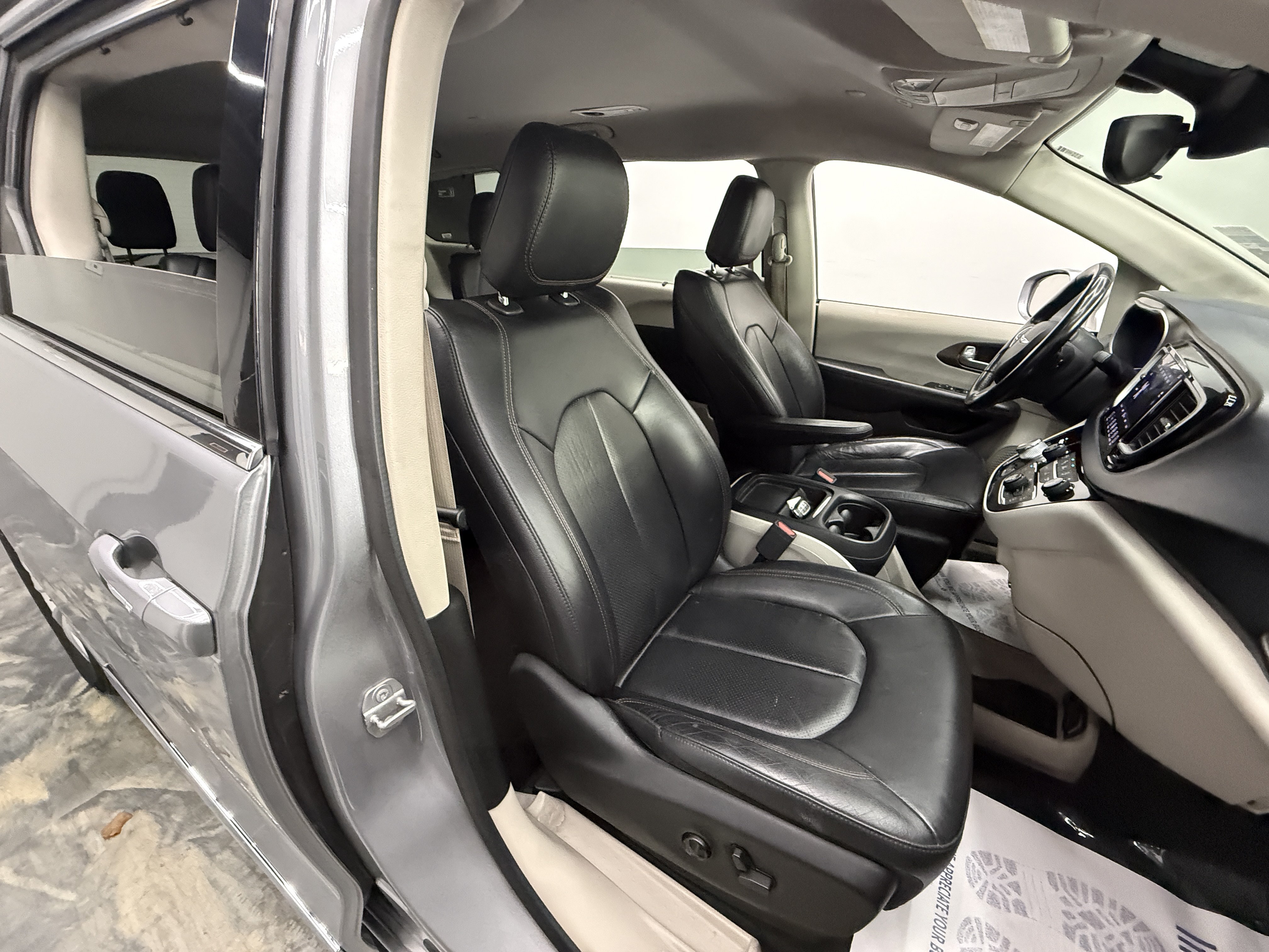 Used 2018 Chrysler Pacifica Touring-L FWD image 17