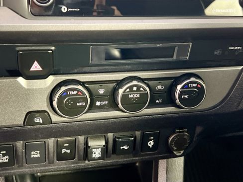 Used 2022 Toyota Tacoma TRD Sport w/ Technology Package RWD image 27