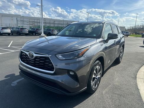 Used 2023 Toyota Highlander XLE AWD/4WD image 4