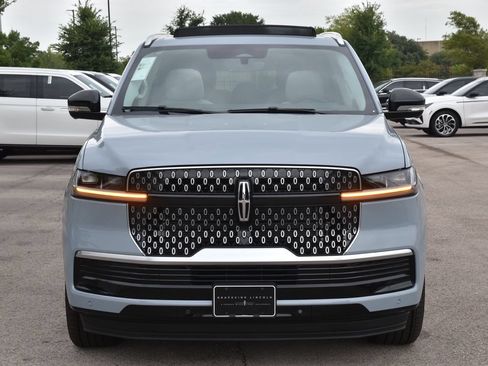New 2026 Lincoln Navigator Reserve AWD/4WD image 2