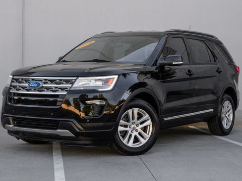 Used 2018 Ford Explorer XLT w/ Equipment Group 202A AWD/4WD image 14