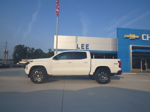 Used 2024 Chevrolet Colorado Z71 AWD/4WD image 2