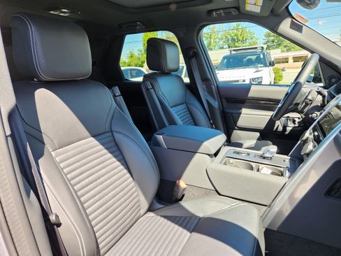 Used 2025 Land Rover Discovery S image 16