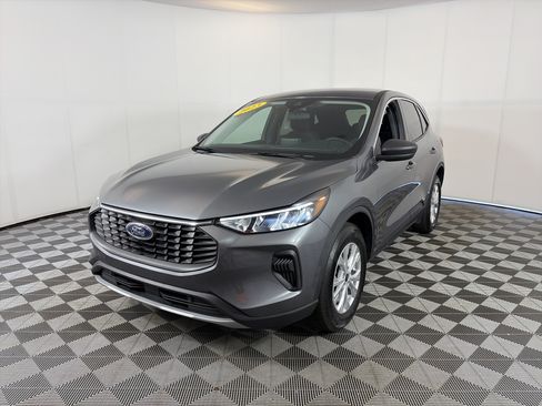 Used 2023 Ford Escape Active AWD/4WD image 2