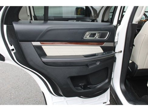 Used 2017 Ford Explorer Platinum image 11