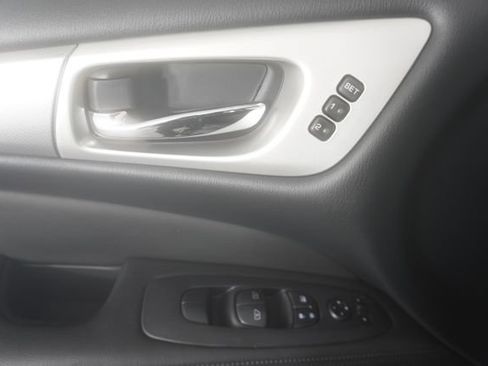 Used 2019 Nissan Pathfinder FWD image 18
