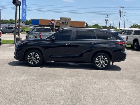 Used 2023 Toyota Highlander XLE AWD/4WD image 9
