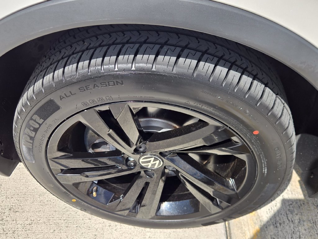 Certified 2023 Volkswagen Tiguan SE R-Line FWD image 10
