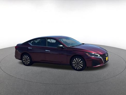 Used 2025 Nissan Altima 2.5 SV FWD image 2