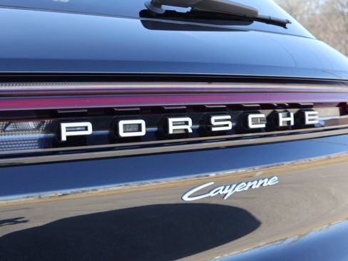 Used 2025 Porsche Cayenne w/ Premium Package image 6